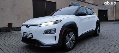 Hyundai Kona Electric 2021 белый - фото 2