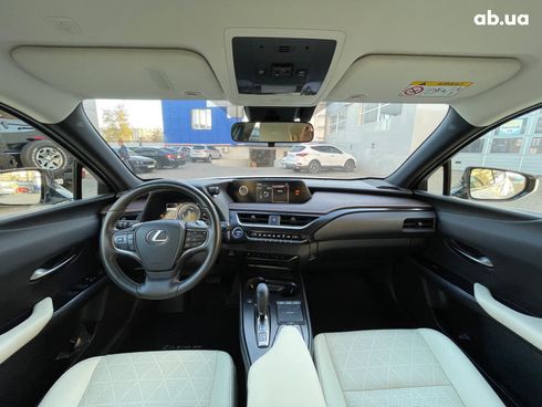Lexus UX 2021 белый - фото 16