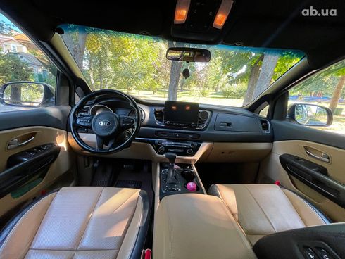 Kia Sedona 2016 бежевый - фото 20