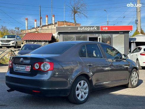 Volkswagen Jetta 2005 серый - фото 4