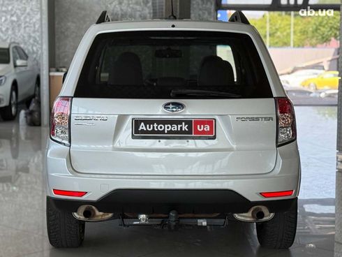 Subaru Forester 2010 белый - фото 7