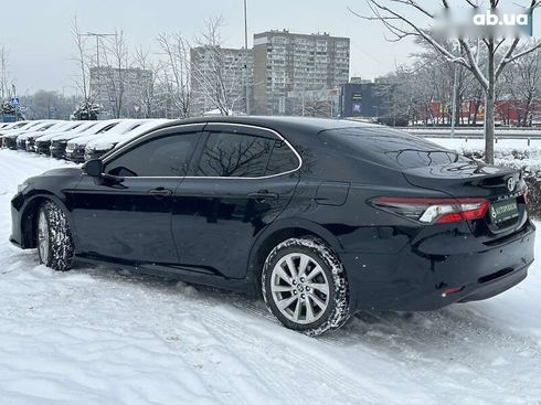 Toyota Camry 2022 - фото 11