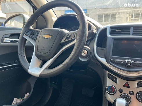 Chevrolet Sonic 2019 серый - фото 21