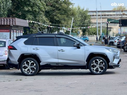 Toyota RAV4 2021 серый - фото 2