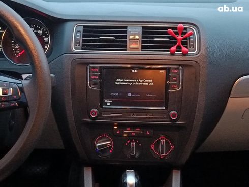 Volkswagen Jetta 2014 бежевый - фото 17