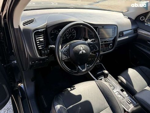 Mitsubishi Outlander 2018 - фото 11