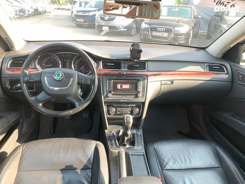 Skoda Superb 2011 белый - фото 36