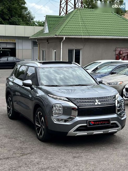 Mitsubishi Outlander 2023 - фото 3