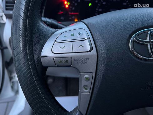 Toyota Camry 2010 белый - фото 99