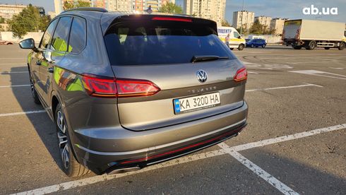 Volkswagen Touareg 2020 серый - фото 17