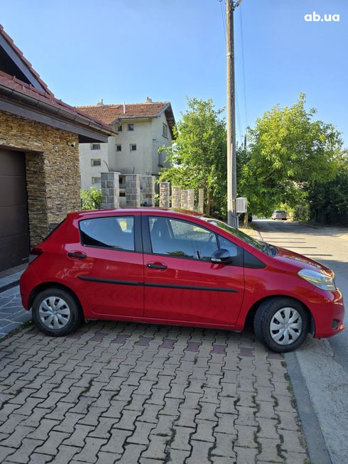 Toyota Yaris 2012 красный - фото 11