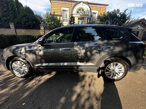 Volkswagen Touareg 2021 серый - фото 9