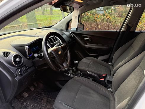 Chevrolet Tracker 2013 белый - фото 20