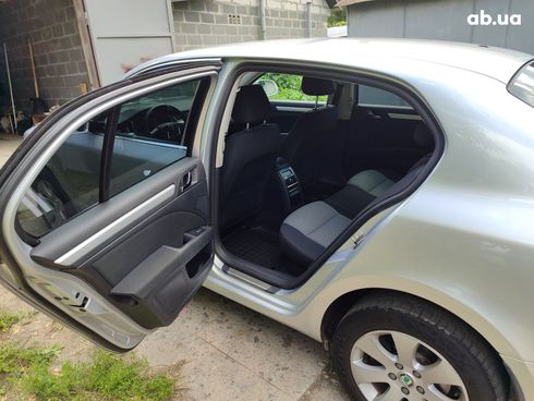 Skoda Superb 2012 серебристый - фото 2