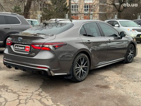 Toyota Camry 2022 серый - фото 6