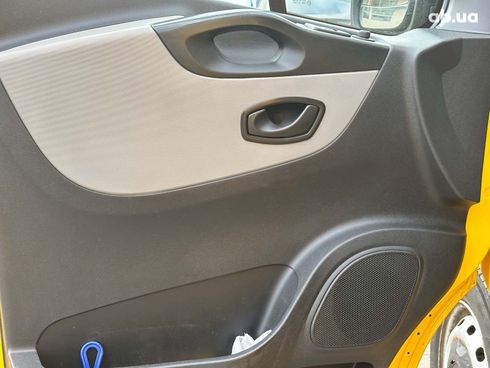 Renault Trafic 2017 желтый - фото 21