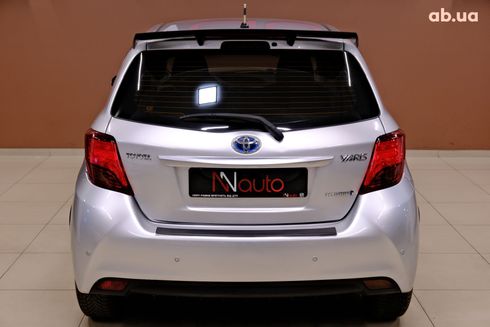 Toyota Yaris 2015 серебристый - фото 5