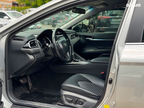 Toyota Camry 2018 серый - фото 19
