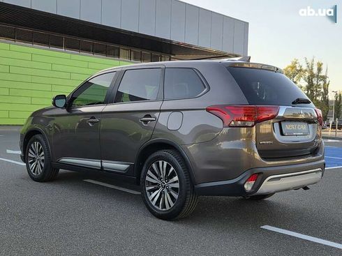 Mitsubishi Outlander 2018 - фото 11