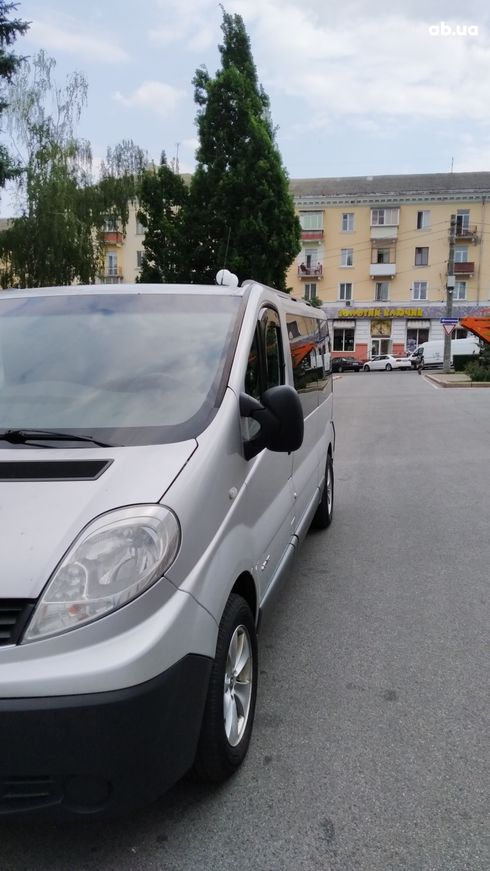 Renault Trafic 2011 серебристый - фото 6