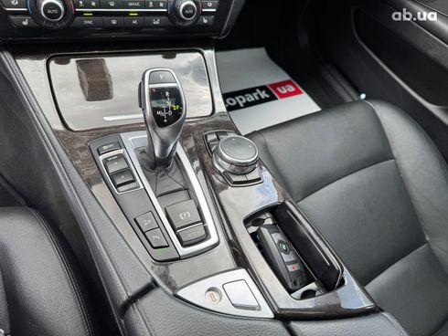 BMW 5 серия 2015 серый - фото 32