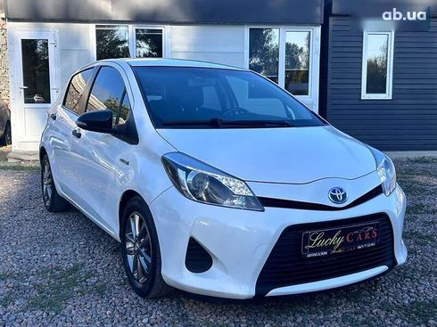 Toyota Yaris 2012 - фото 4