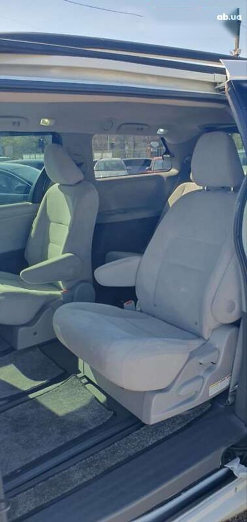 Toyota Sienna 2016 - фото 12