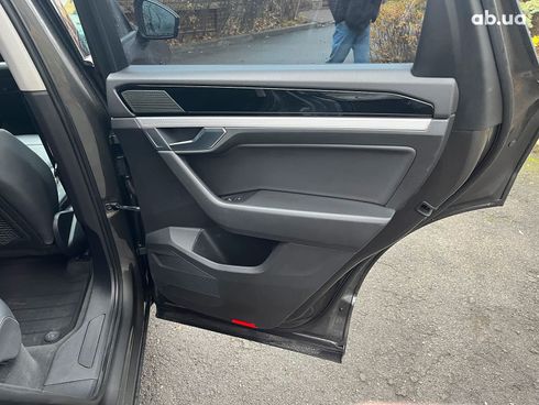 Volkswagen Touareg 2019 серый - фото 103