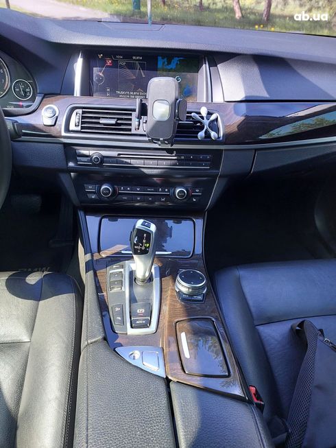 BMW 5 серия 2015 серый - фото 11