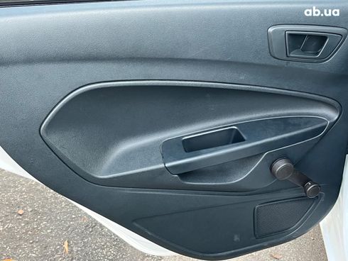 Ford Fiesta 2012 белый - фото 43