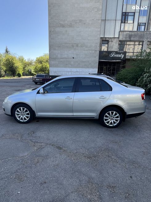 Volkswagen Jetta 2010 серый - фото 4