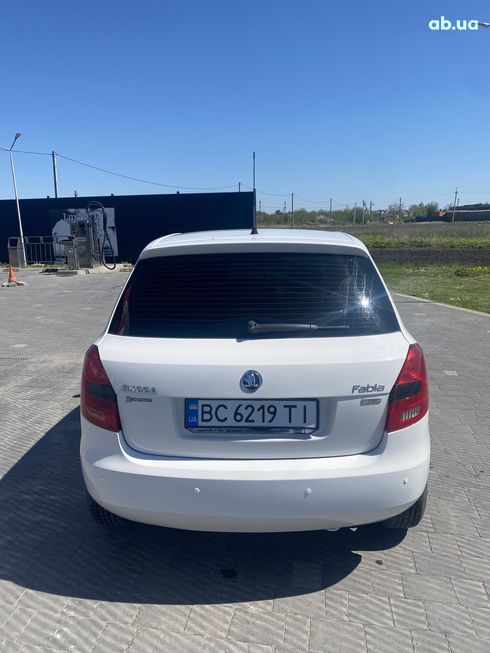 Skoda Fabia 2011 белый - фото 9