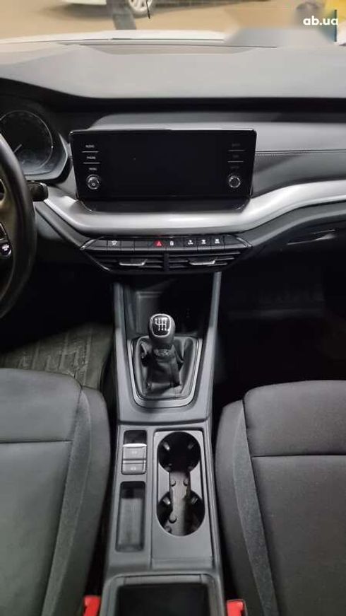 Skoda Octavia 2022 - фото 8