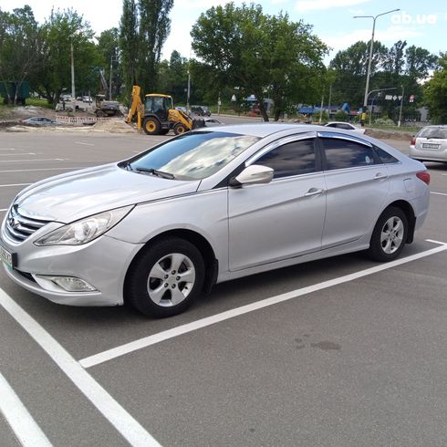 Hyundai Sonata 2013 серебристый - фото 2