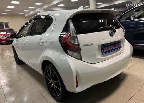 Toyota Aqua 2018 белый - фото 4