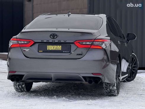 Toyota Camry 2022 - фото 17