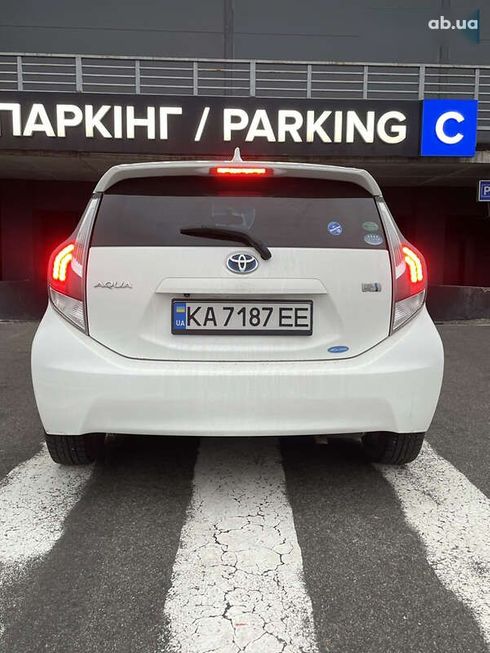 Toyota Aqua 2015 - фото 11