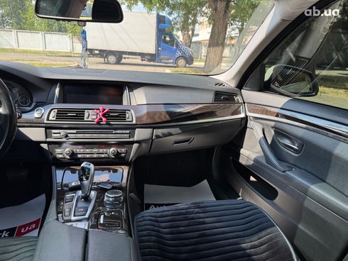 BMW 5 серия 2015 белый - фото 16