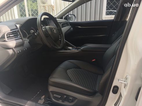 Toyota Camry 2021 белый - фото 9