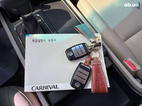 Kia Carnival 2017 - фото 17