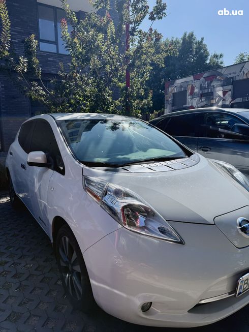 Nissan Leaf 2015 белый - фото 7