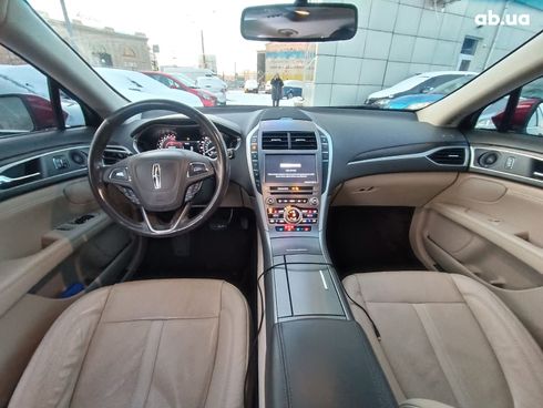 Lincoln MKZ 2017 красный - фото 13