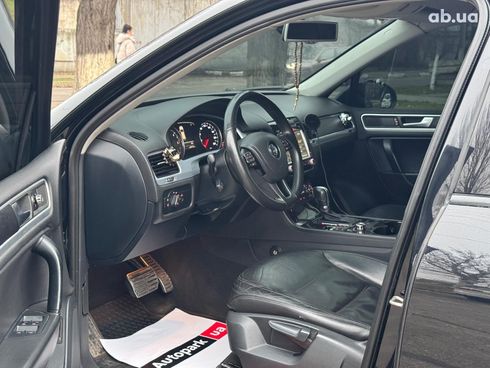 Volkswagen Touareg 2012 черный - фото 13