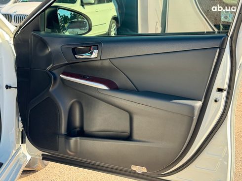 Toyota Camry 2014 белый - фото 27