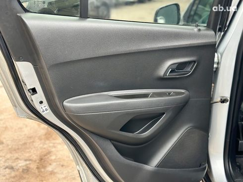 Chevrolet Trax 2016 серый - фото 25