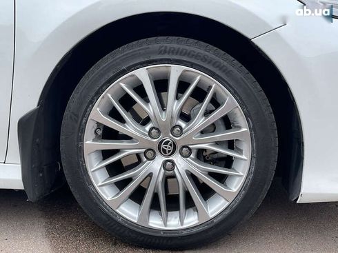 Toyota Camry 2020 - фото 11