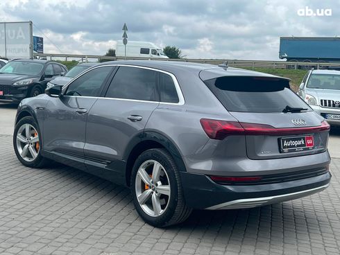 Audi E-Tron 2019 серый - фото 16