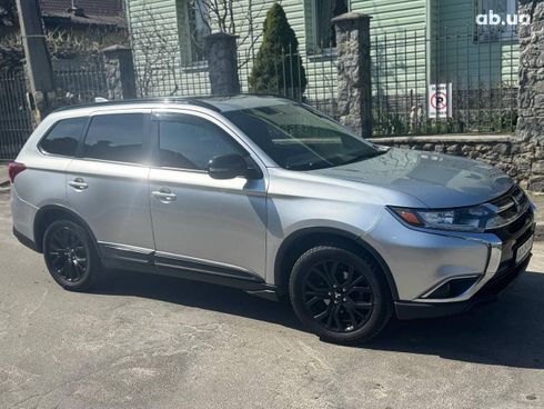 Mitsubishi Outlander 2018 серебристый - фото 2