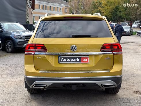 Volkswagen Atlas 2017 желтый - фото 6