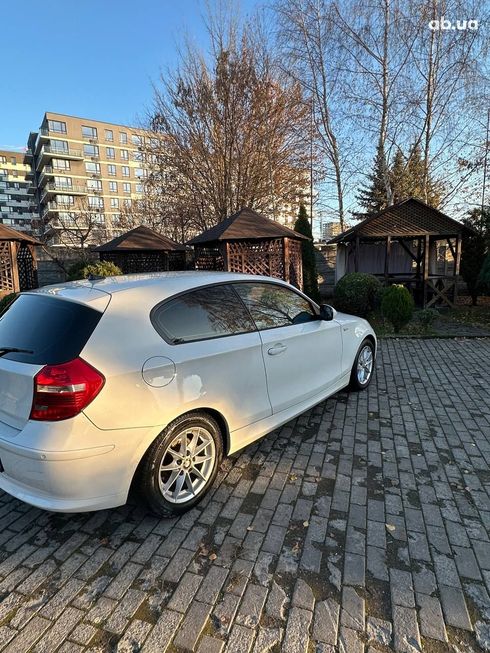 BMW 1 серия 2010 белый - фото 15